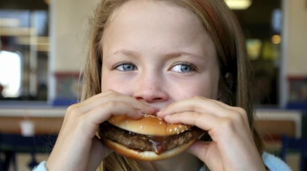alimentele fast food vor fi interzise in scoli
