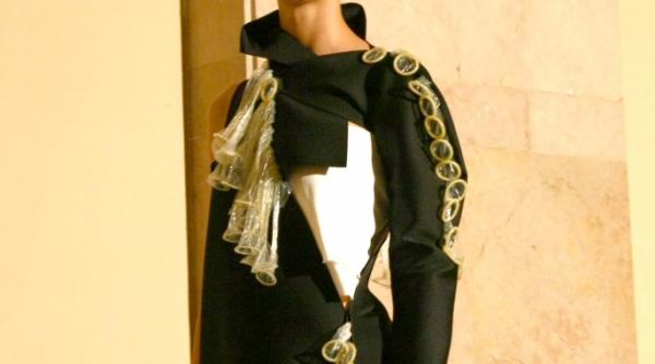 inedit defilare la moda cu prezervativ