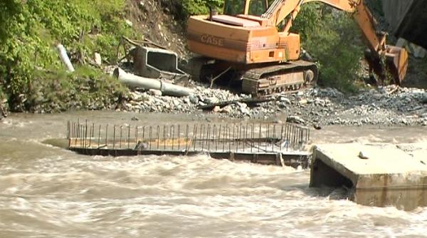 podul lui basescu luat de ape