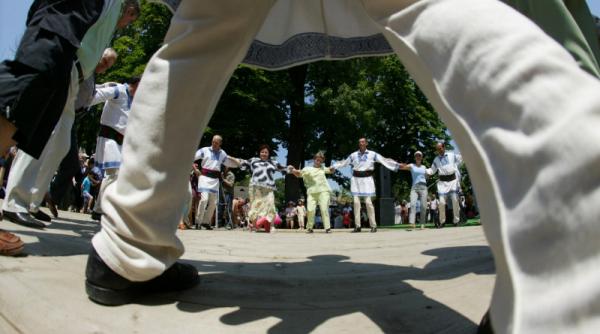 mare sarbatoare cu tarafuri si fanfare