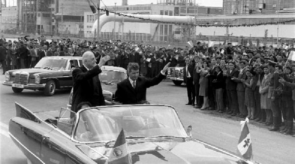 ceausescu decorat cu legiunea de onoare