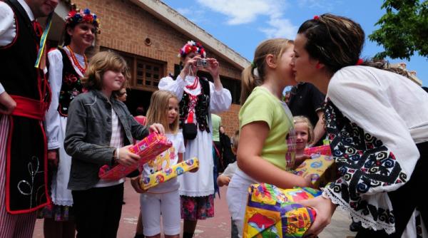 de 1 iunie copiii romani din castellon au dat jucarii copiilor polonezi