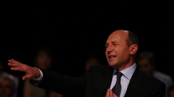 basescu umbla cu jumatati de masura