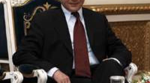 traian basescu a scapat de micul gigant si a pus si bani la ciorap