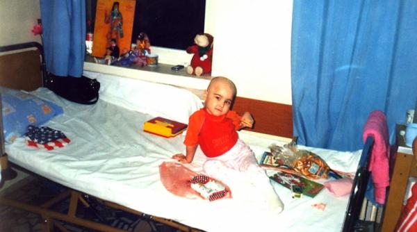 fetita care ride in fata mortii