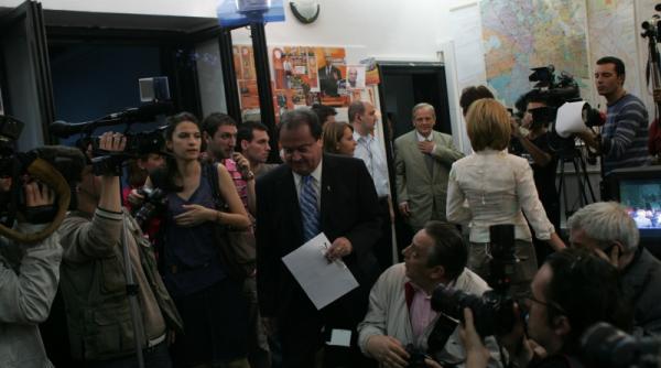 dreapta pierde localele stinga se regrupeaza