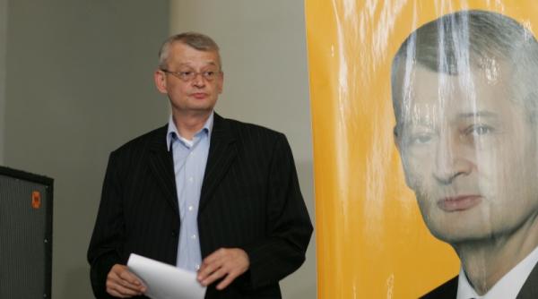 oprescu intre guvern si pd l png