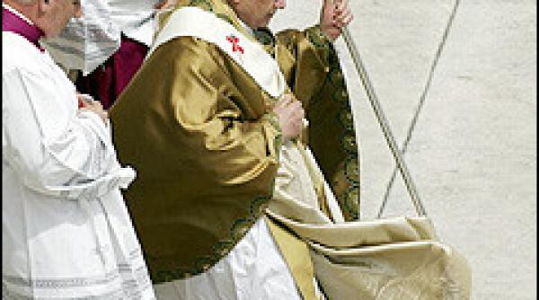 vaticanul dezminte papa nu se imbraca de la prada