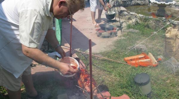 mamaia vedete printre ceaune cuptoare si plite