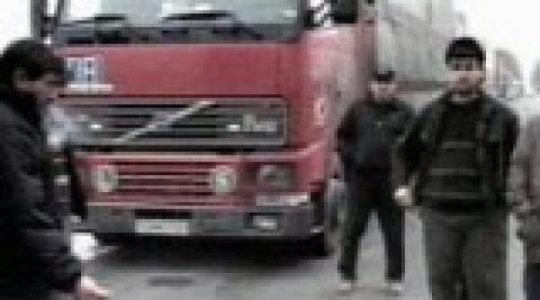mobila din doua camioane s a dovedit a fi turci si moldoveni