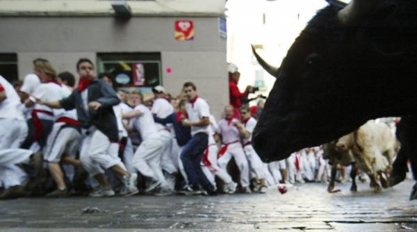 cursa taurilor de la pamplona