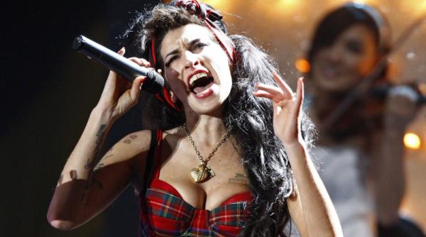 amy winehouse ataca un al treilea fan