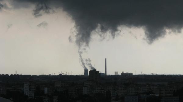 pui de tornada deasupra bucurestiului