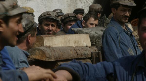 guvernul cedeaza minerilor