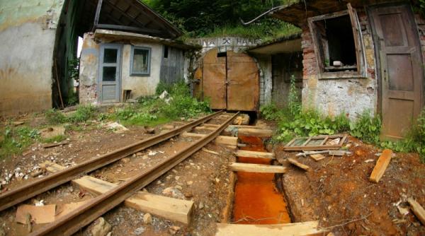 apa rosie din inima muntelui