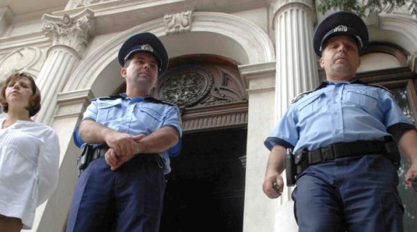 artistii plastici scosi in strada