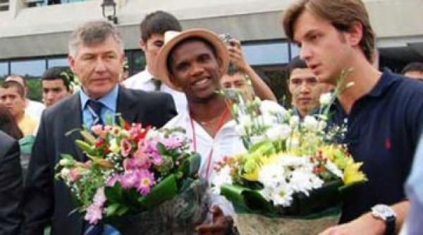 samuel eto o a fost primit cu flori in uzbekistan