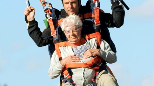 cu parasuta la 94 de ani