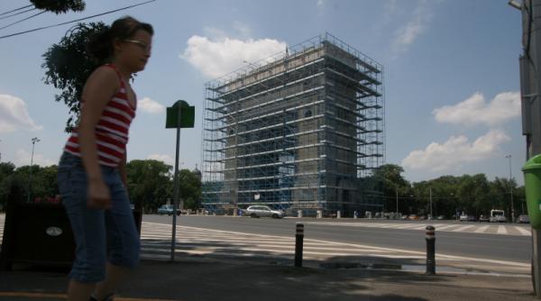 barterul a cazut arcul de triumf fara schele