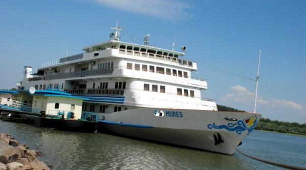 palatul plutitor al lui nea nicu pe valuri capitaliste