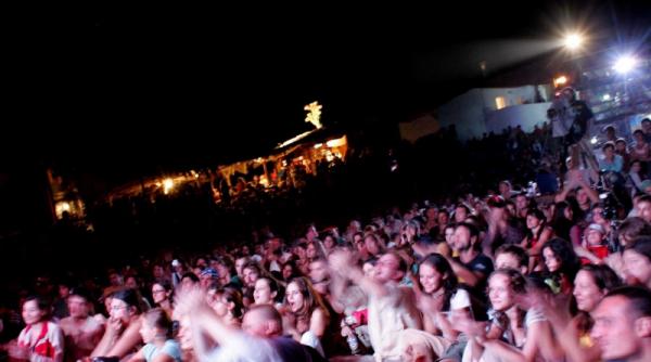 marea alaturi cerul deasupra stelele in vama