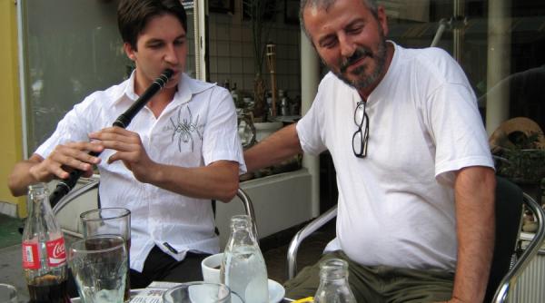 muzica mai tare decit tuica de gutui