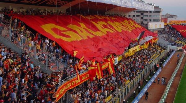 prime de 2 7 milioane de euro pentru fotbalistii echipei galatasaray daca trec de steaua