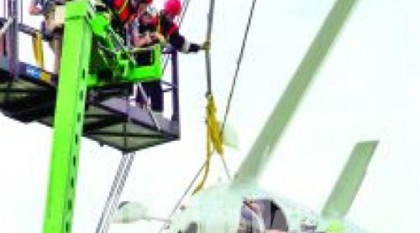 germania un avion a ramas suspendat de un cablu de 380 000 de volti