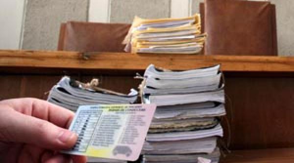 arges patru persoane arestate in scandalul mita pentru permise audiate de dna