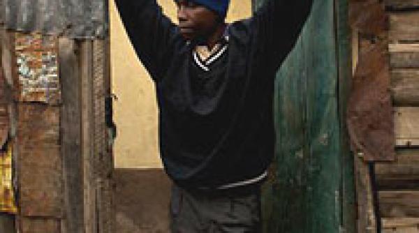 fratele lui obama traieste in coliba