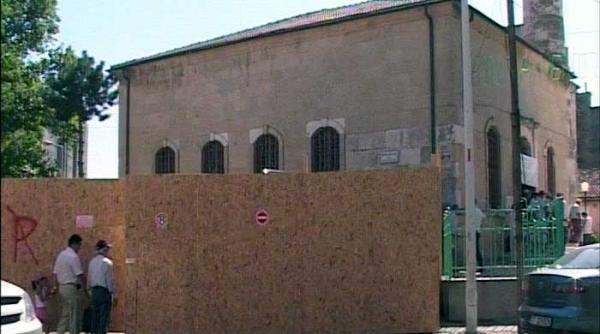 tomis mall ataca si geamia si biserica