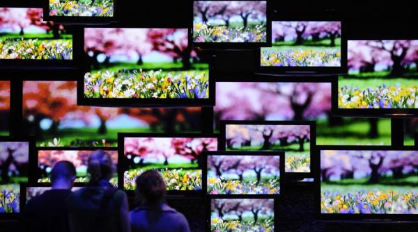 toti ochii pe televizoare