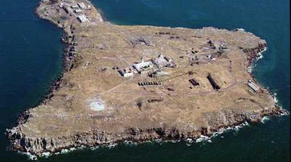 romania a demolat satele lui potemkin din insula serpilor