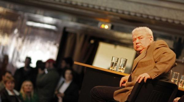 talpes revine cu coada intre picioare