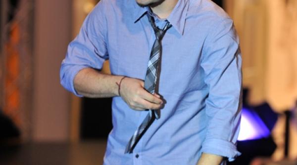 prezentare de moda cu pasarin si smiley