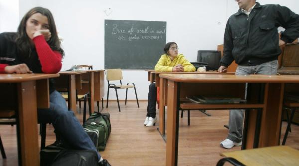 bataie de joc scoala incepe cu lacatul pe poarta