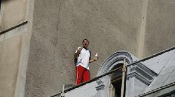 bucuresti un barbat ameninta ca si va pune capat zilelor daca nu primeste casa de la primarie