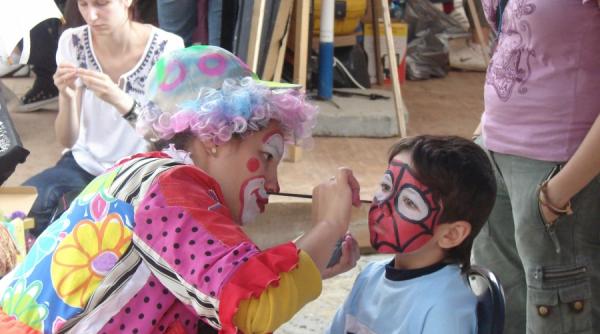 festivalul nasuri rosii clovni din toata lumea uniti va la sighisoara