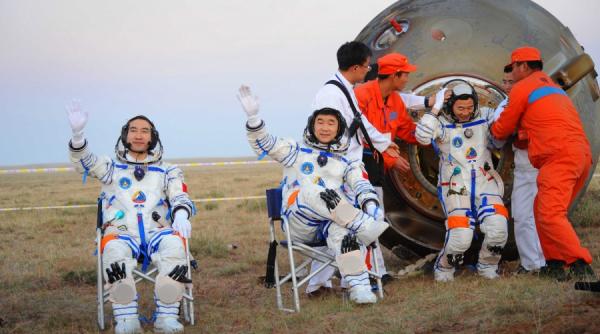 cosmos eroii de pe nava divina