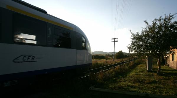 trenul privat il trage pe dreapta pe cel de stat