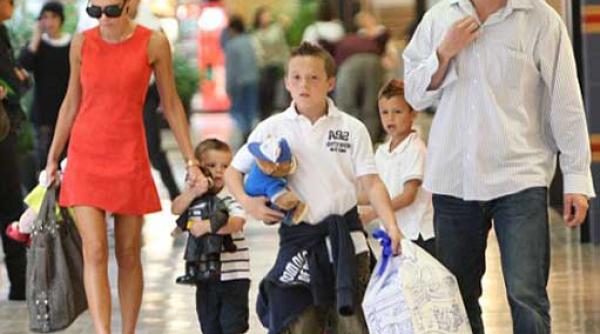 victoria beckham legea gravitatiei pe tocuri la cumparaturi