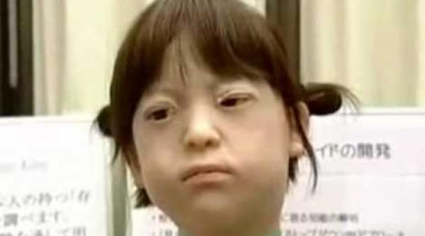 faceti cunostiinta cu repliee r 1 fetita robot