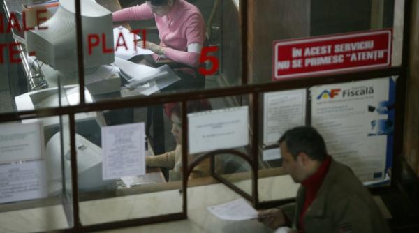 icirc n rom acirc nia 120 000 de functionari publici