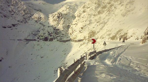 atentie turisti pe transfagarasan avalansele pot sa va surprinda