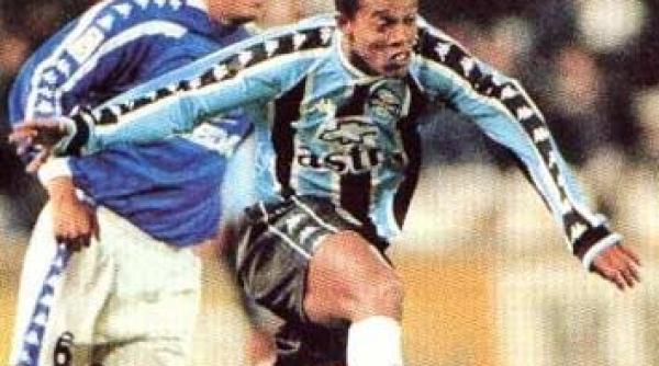 real marid barcelona si manchester united sunt innebunite de douglas costa