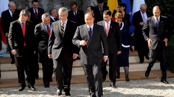 vizita de imagine ministrul predoiu s a ales cu o cravata noua