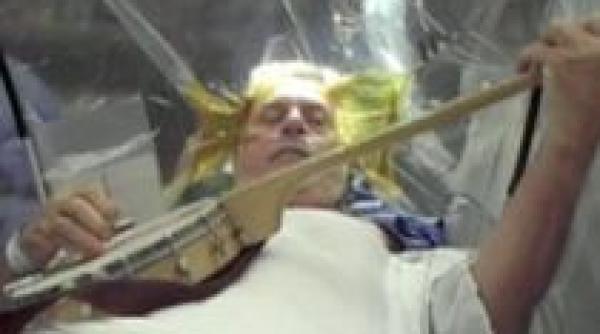 a cantat la banjo in timp ce era operat pe creier