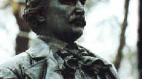 bustul lui eminescu vandalizat in republica moldova