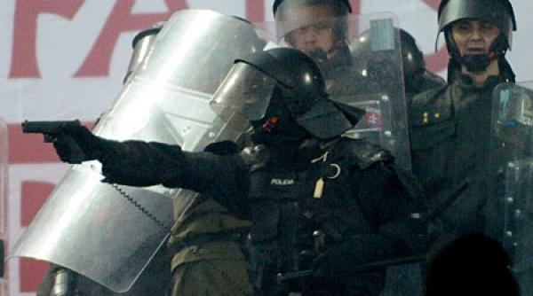 pe stadion un politist slovac a amenintat cu pistolul un grup de suporterii polonezi