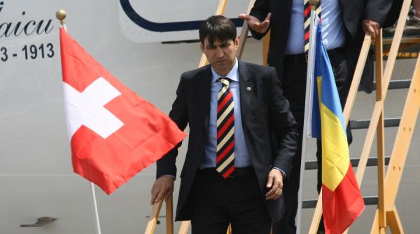 piturca retinut la scara avionului